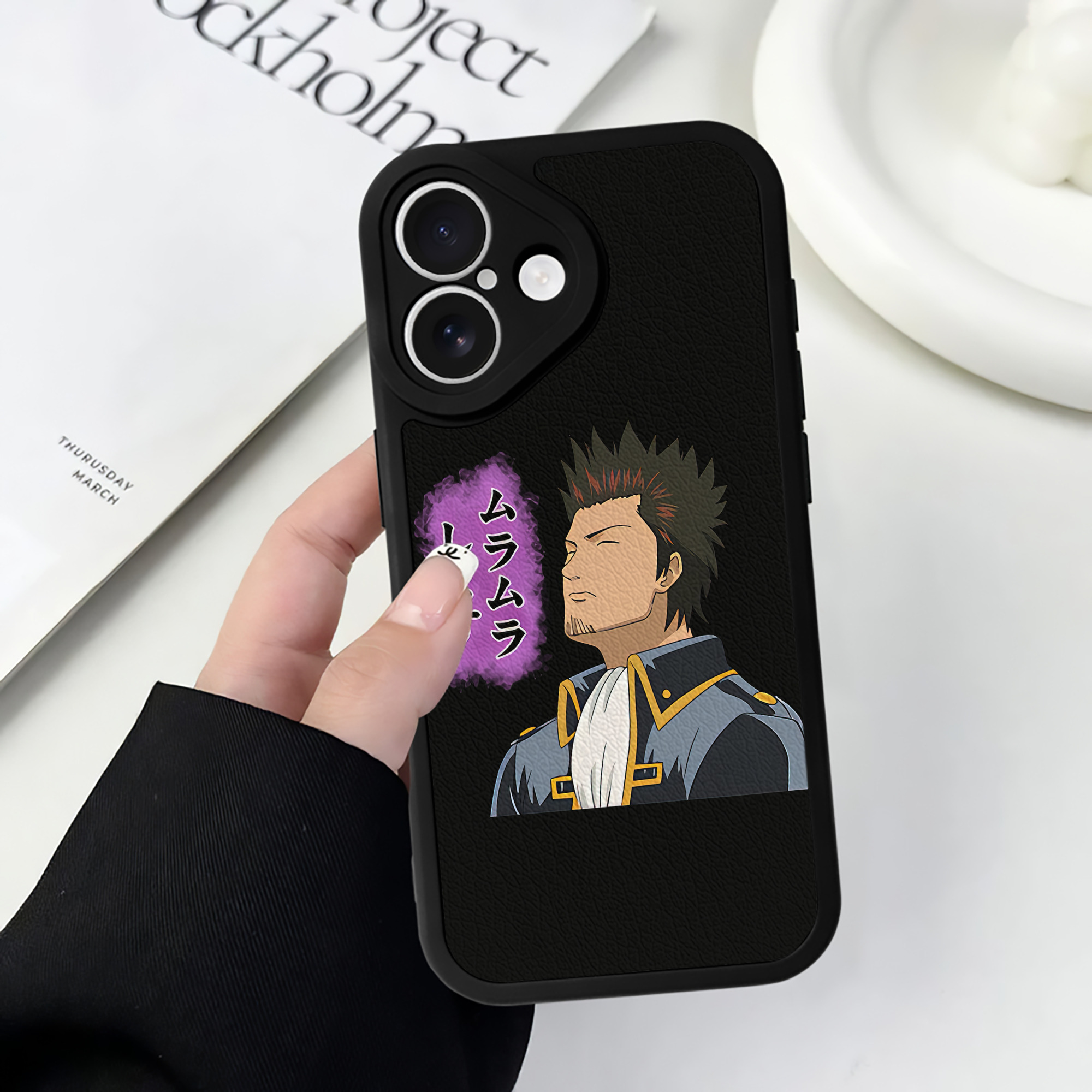 （画像用） ぎんたま 坂田銀時（さかたぎんとき） 神楽 志村新八（しむら しんぱち） GINTAMA Sakata Gintoki Kagura Shimura Shinpachi 【iPhone 16シリーズ対応】シリコンスマホケース（レザー調） 材質：シリコン